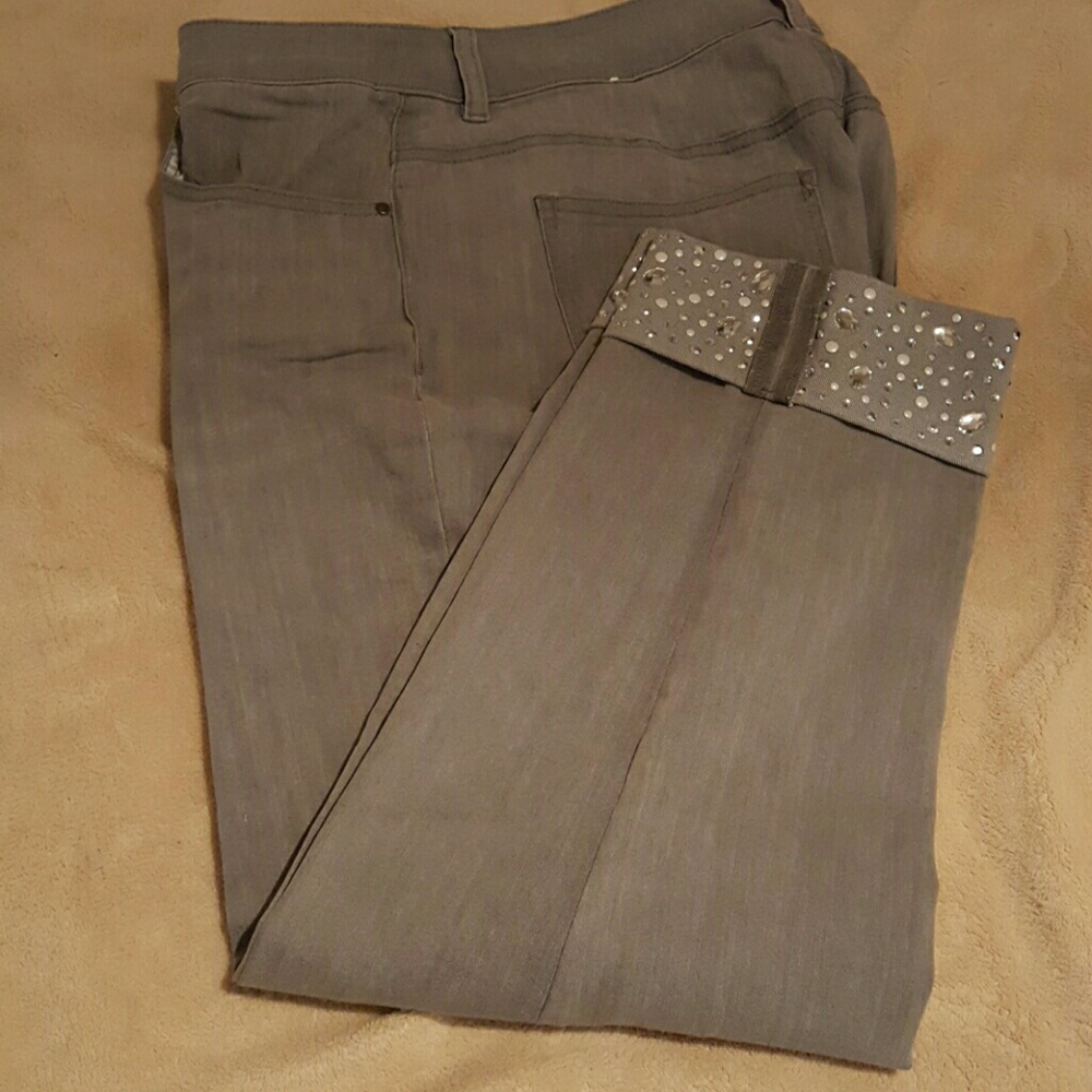 NWOT Chicos light grey ankle pants, size 1 (12)
