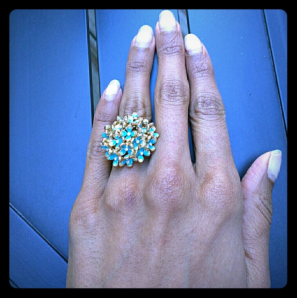 Stretchable gold plated ring with blue flowers
