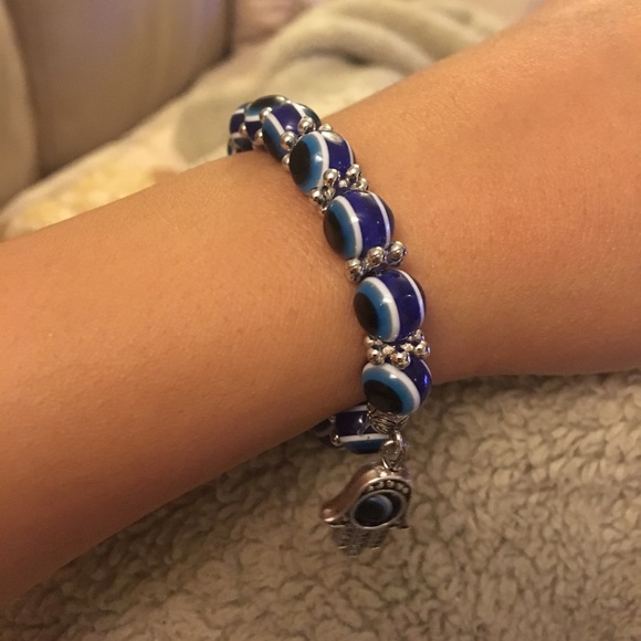 Now available! Beautiful hamsa evil eye bracelet - Picture 2 of 6