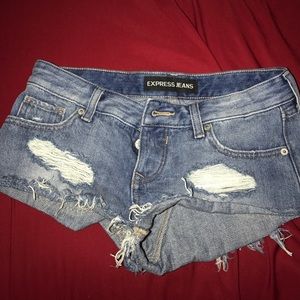 Express destroyed jean shorts !❣