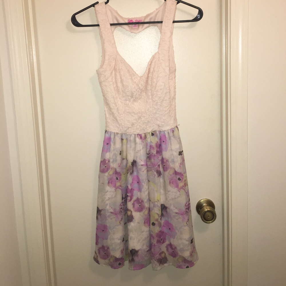 Cute dress with heart cut out in back size xs