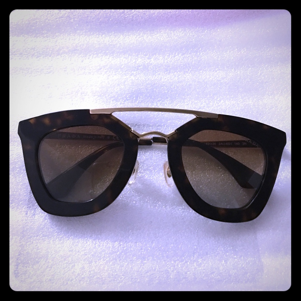 Stylish brown Prada sunglasses 😎 with cases