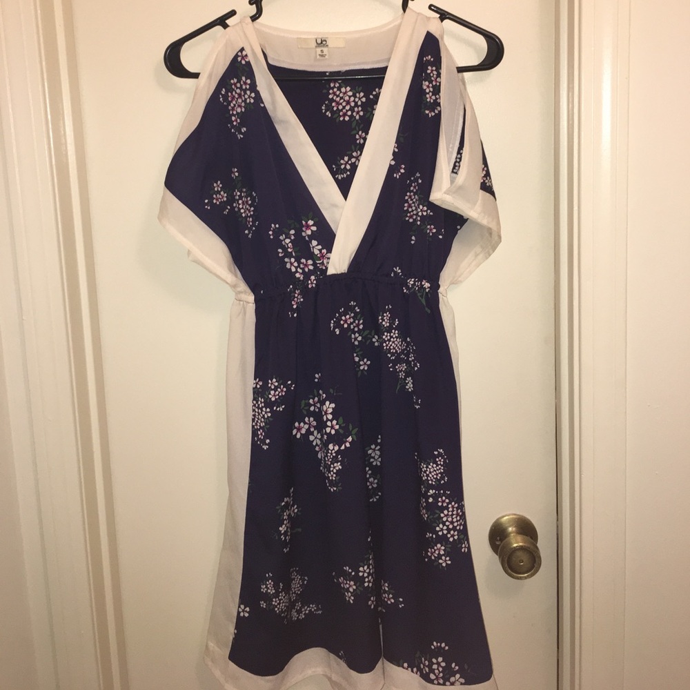 Split sleeve dress size small