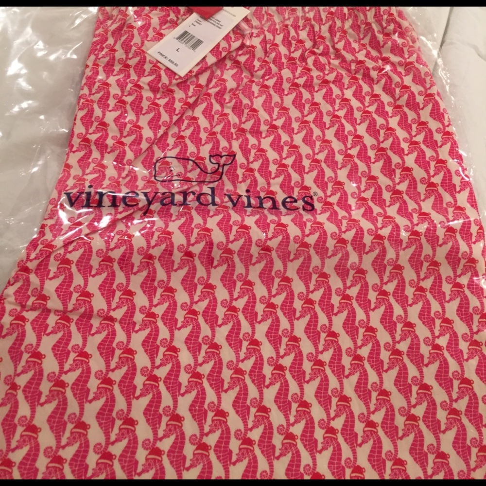 Vineyard Vines santa seahorse lounge pant. Size L