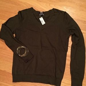 Vneck Sweater, size Medium