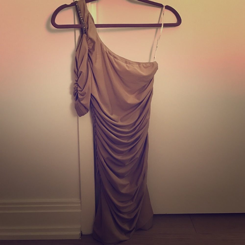 Tight-fitting gold dress
