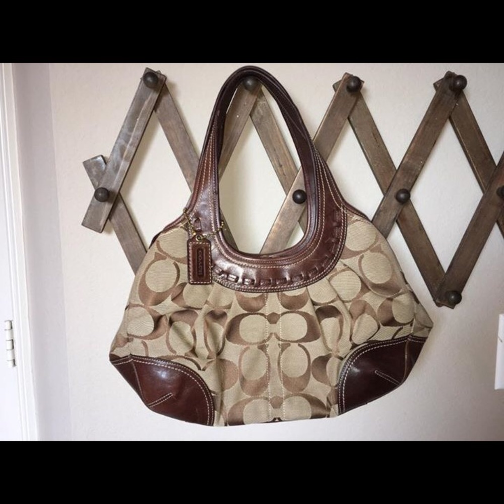 Coach signature shoulder handbag brown leather