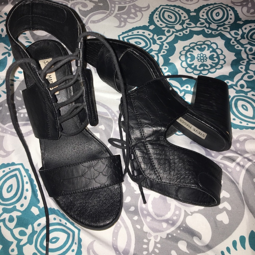 Steve Madden Black SnakeSkin Sandal Heel