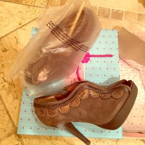 Brand New Fabulous Poetic License Grey heels