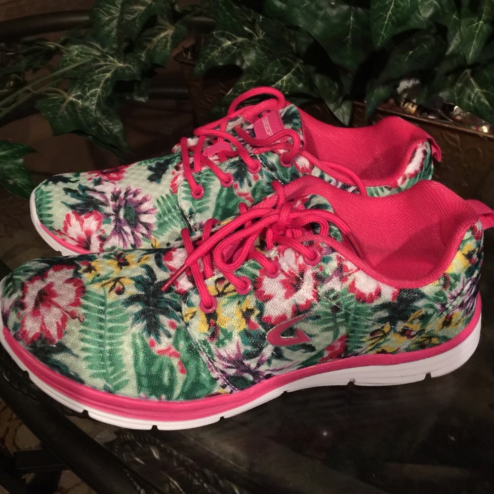 Geers sneakers size 10 new