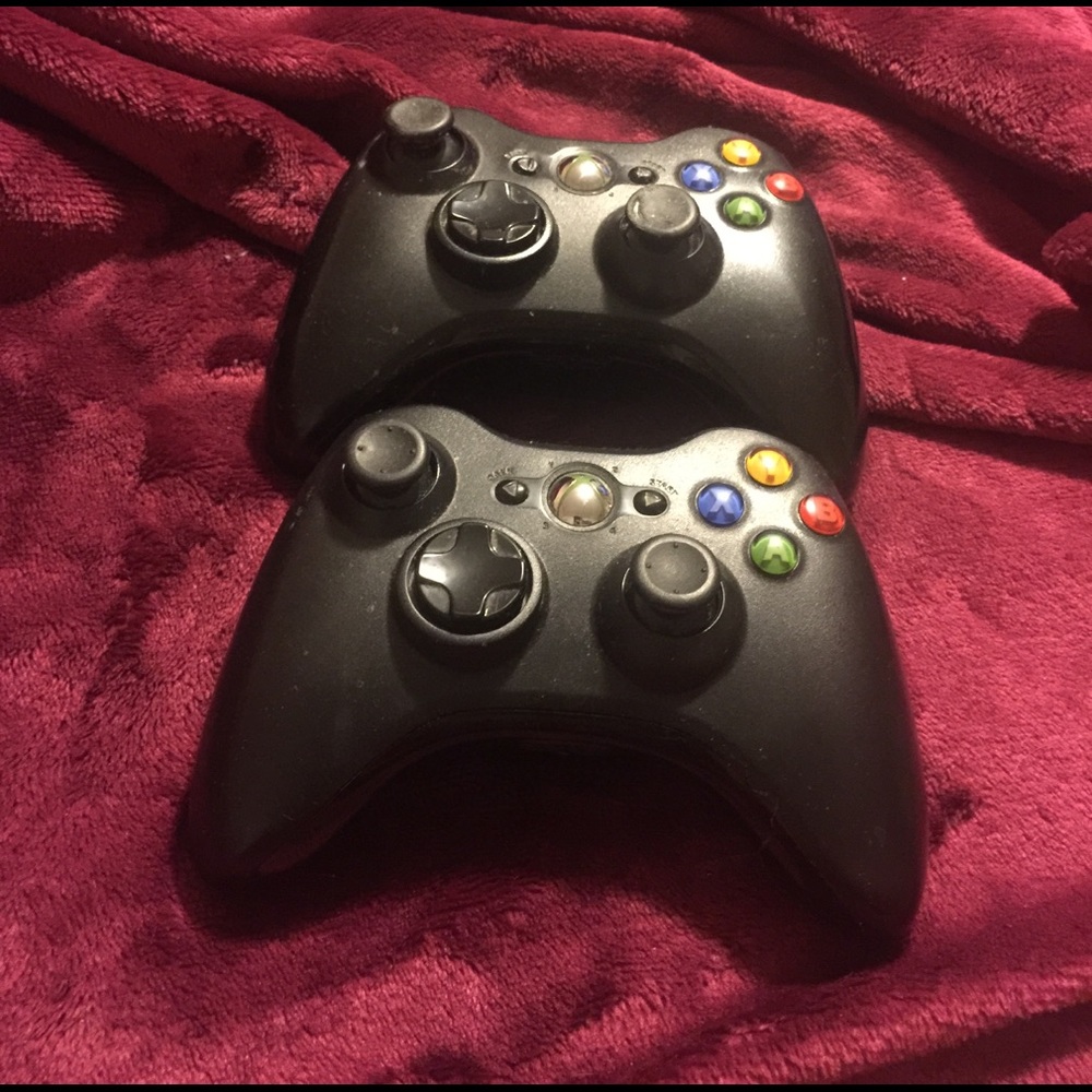 2 Xbox 360 controllers WITHOUT BATTERY BACKS