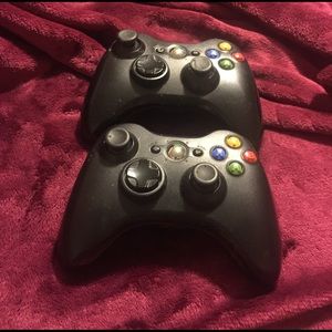 2 Xbox 360 controllers WITHOUT BATTERY BACKS