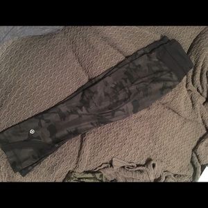 Black camo lulu lemon athletic leggings