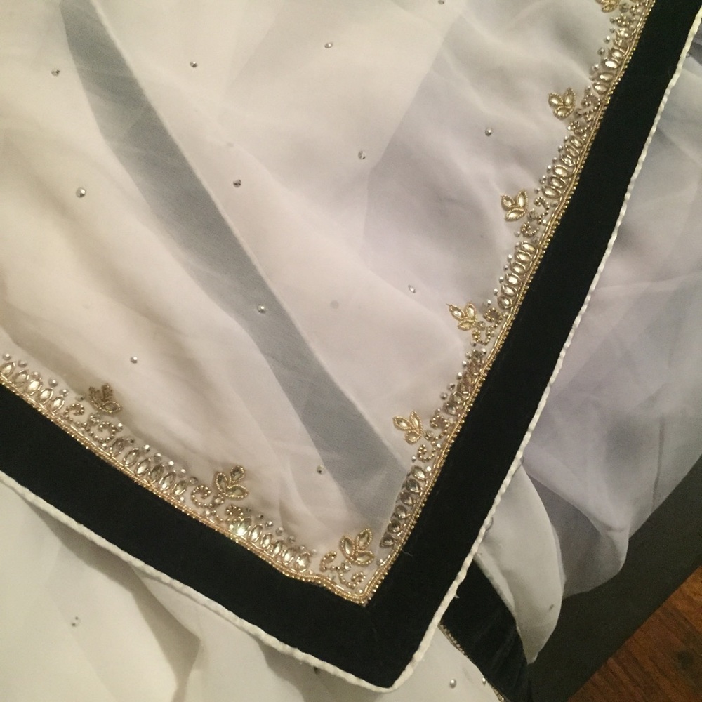 Black and white saree - Picture 2 of 5