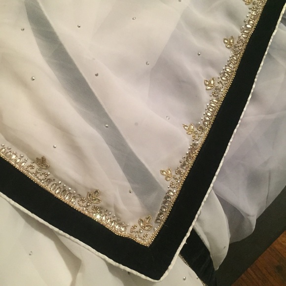 Black and white saree - Picture 2 of 5