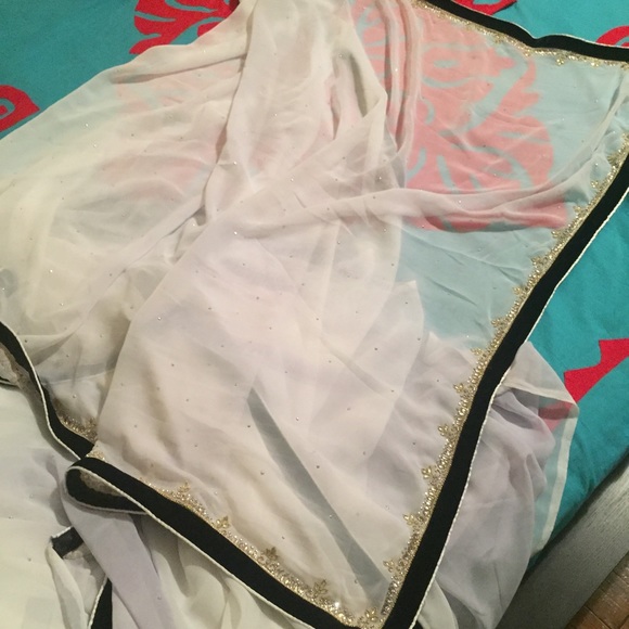 Black and white saree - Picture 3 of 5