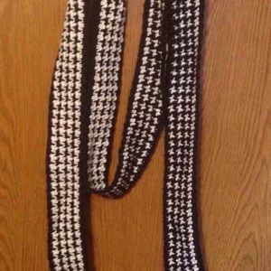 Houndstooth crocheted scarf