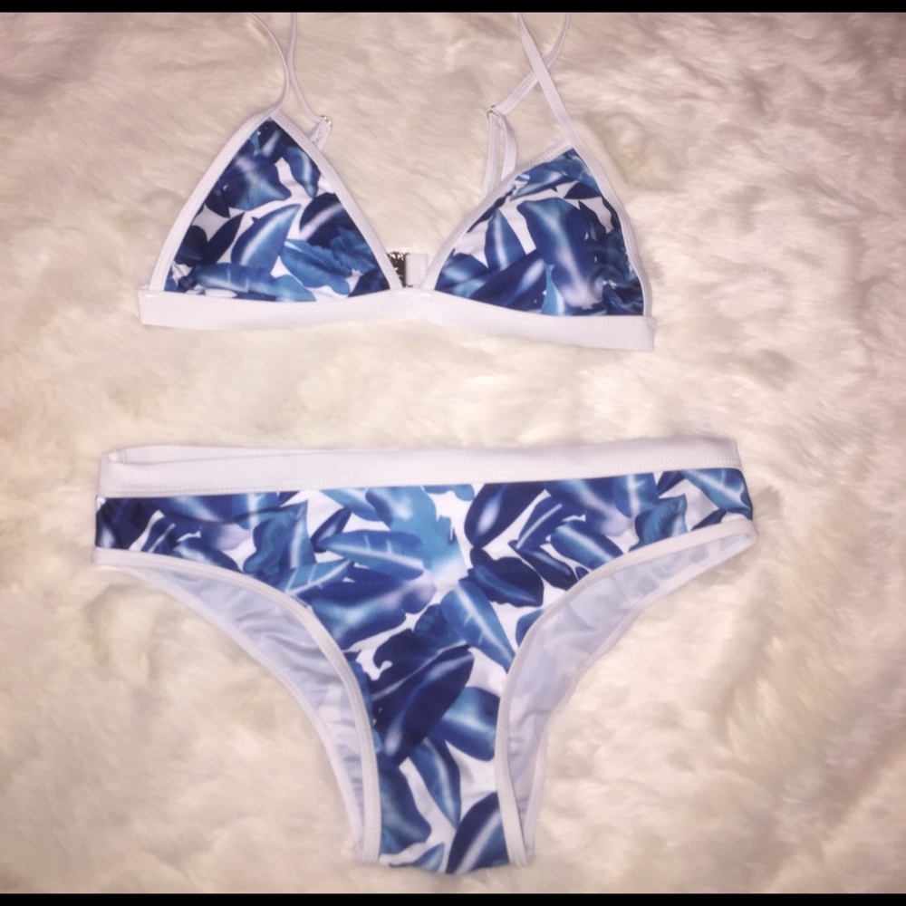Tropical leaf print bikini set