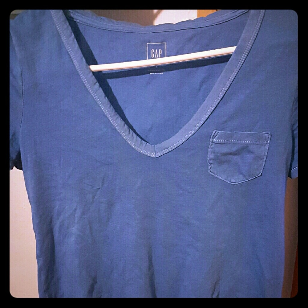 Lightweight v-neck t shirt with pocket