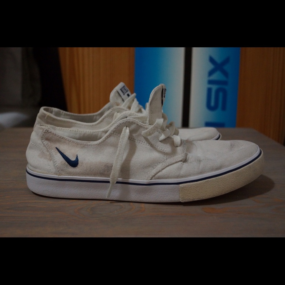 Used white Nike casual shoes