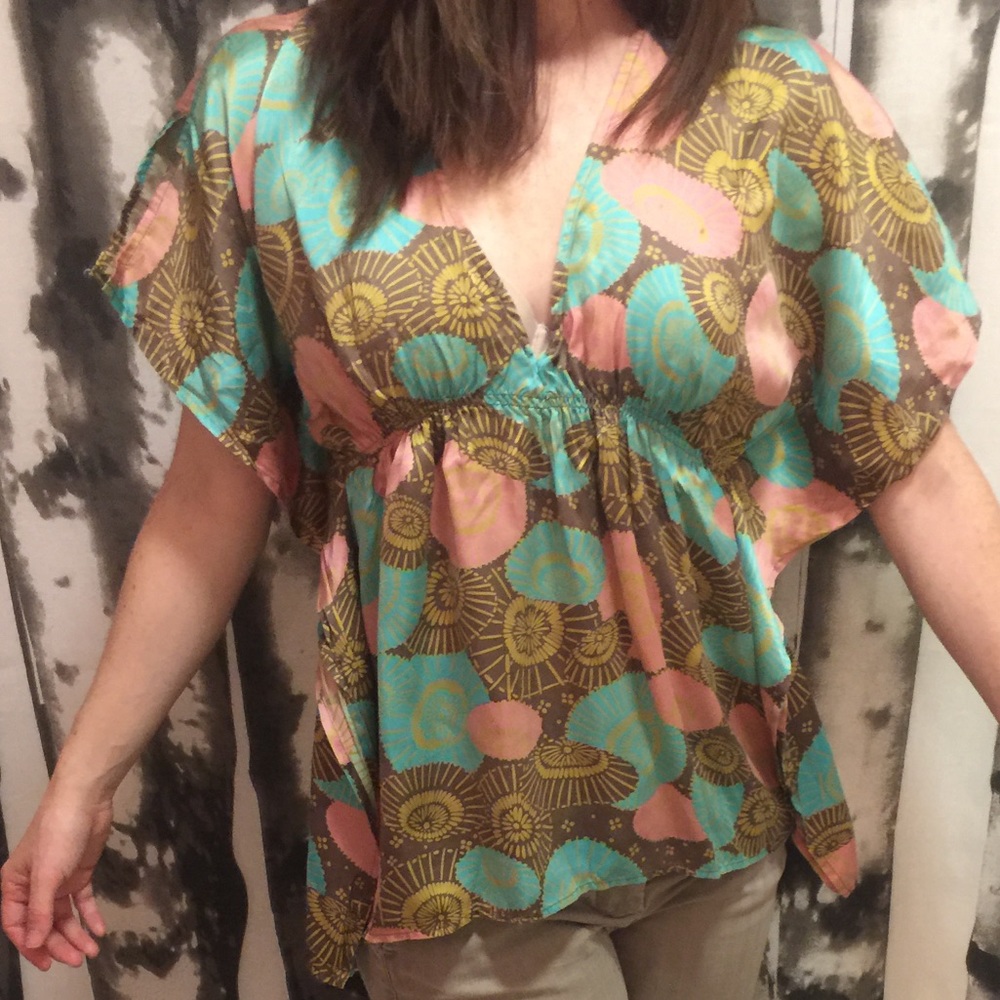 Silk gold/flower tunic with v-cut shirt/small