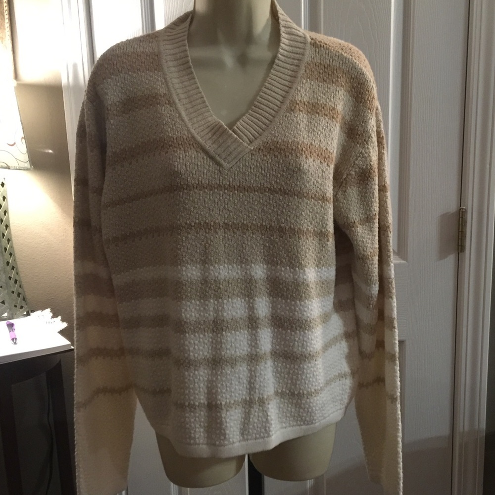 Large Liz Claiborne vneck sweater