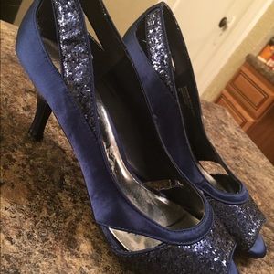 Size 8 women's blue sequined heels!