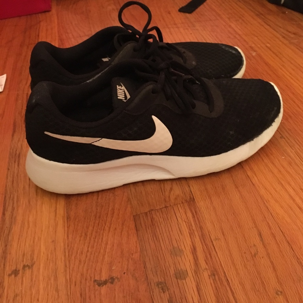 Black Nike Roshies!