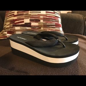 NEVER WORN 🤙🏼 JOE BOXER PLATFORM FLIP FLOPS!!