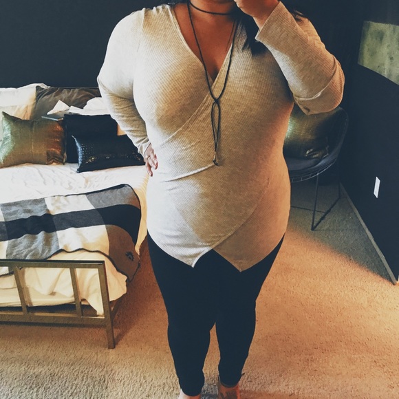 | EE+ | V-NECK SURPLICE FRONT TOP | - Picture 4 of 6