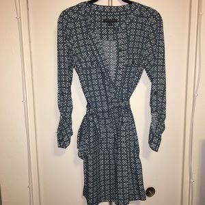 Banana republic shirt dress. Top buttons and tie.