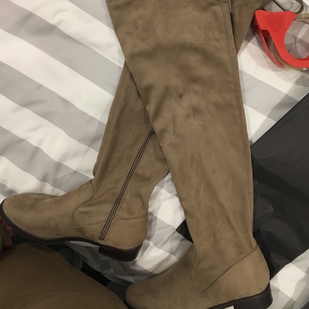 Left boot details