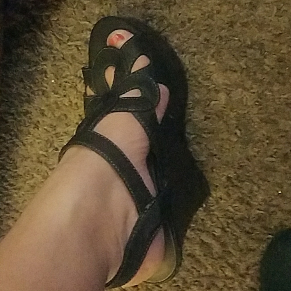 Super cute open toed chunky wedge black heels