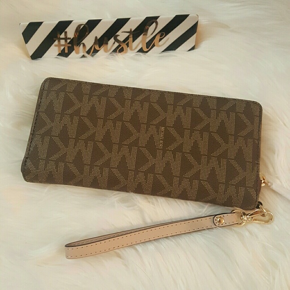 Sold**NWT* Michael Kors Jet Set Travel Wallet ** - Picture 2 of 4