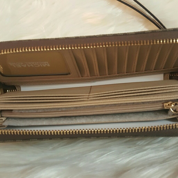 Sold**NWT* Michael Kors Jet Set Travel Wallet ** - Picture 3 of 4