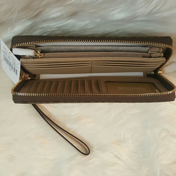 Sold**NWT* Michael Kors Jet Set Travel Wallet ** - Picture 4 of 4