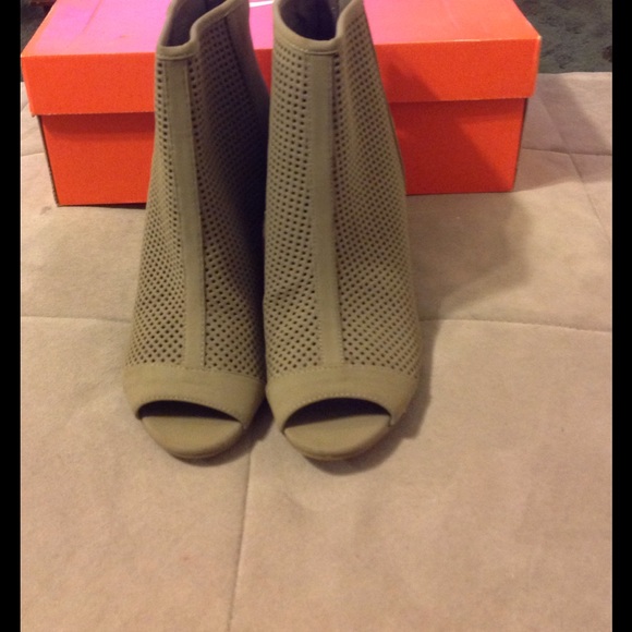 Juicy Couture - Picture 2 of 3