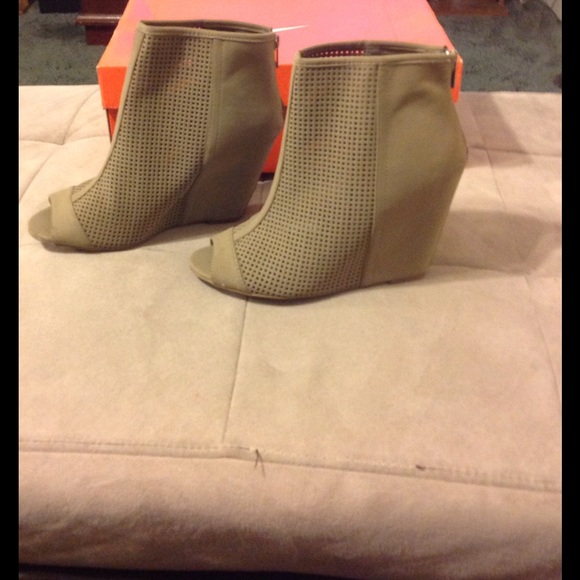 Juicy Couture - Picture 1 of 3