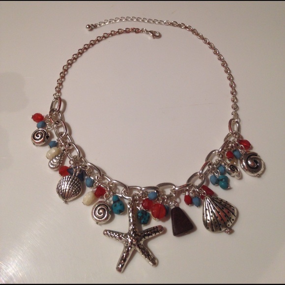 Jewelry - SILVER-PLATED 🐚 BEACHY SHELL NECKLACE