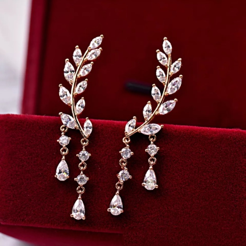 🔴🆕Gold Crystal Zirconia leaves tassel ear studs - Picture 2 of 6