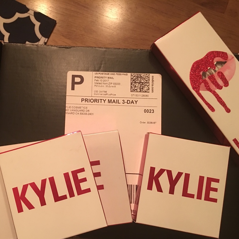 100% Authentic Kylie "Smooch" eyeshadow kit