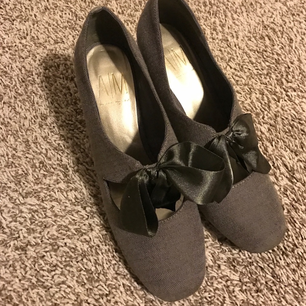 Like new green pumps with satin bow