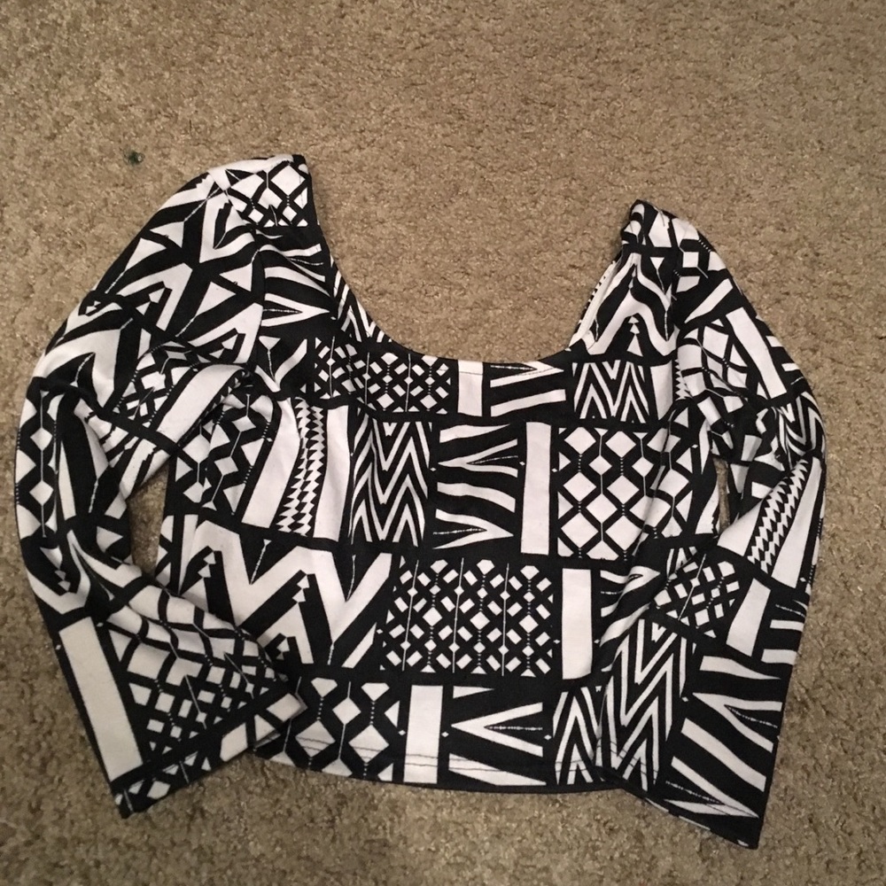 designed crop top - Picture 2 of 3