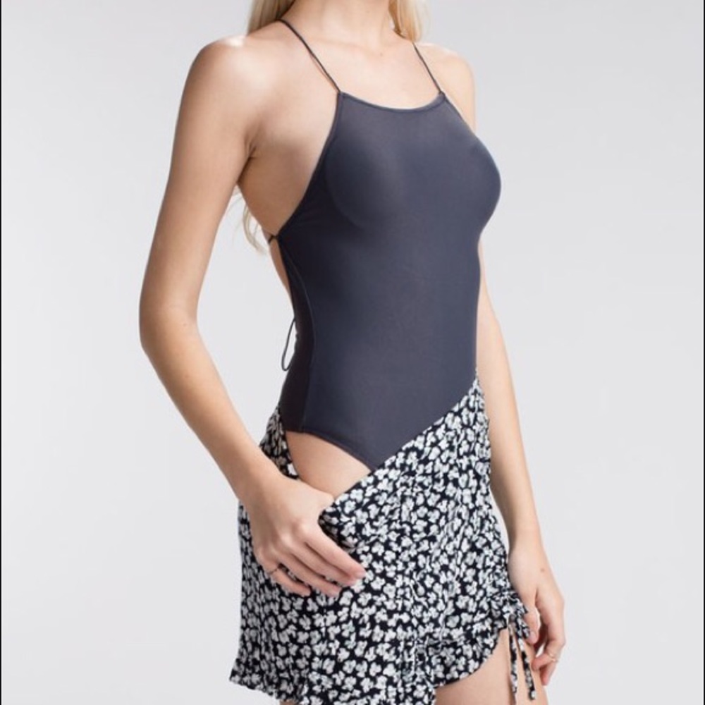 Black fitted bodysuit black with criss cross back - Picture 2 of 7