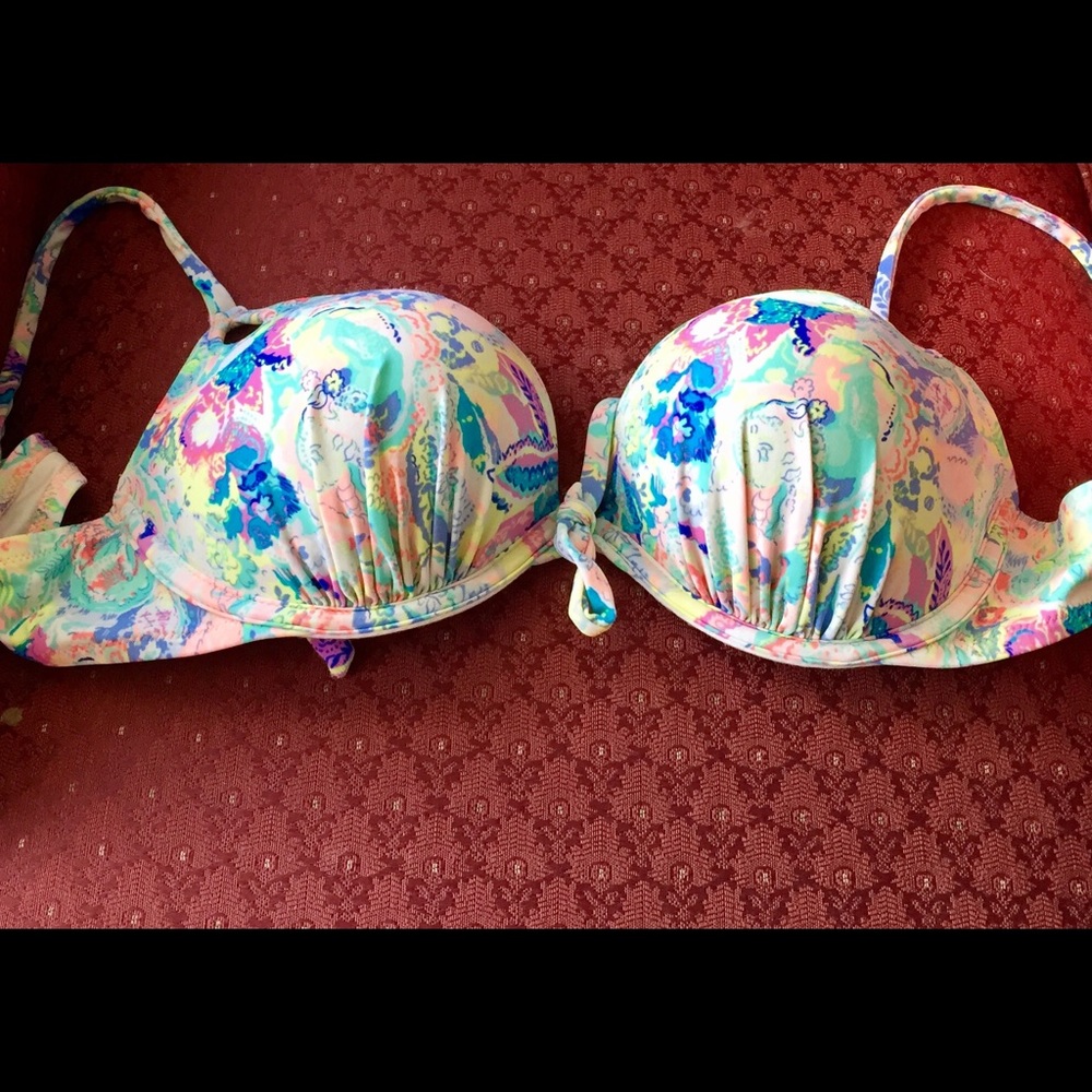 VS Bombshell bikini top, excellent condition