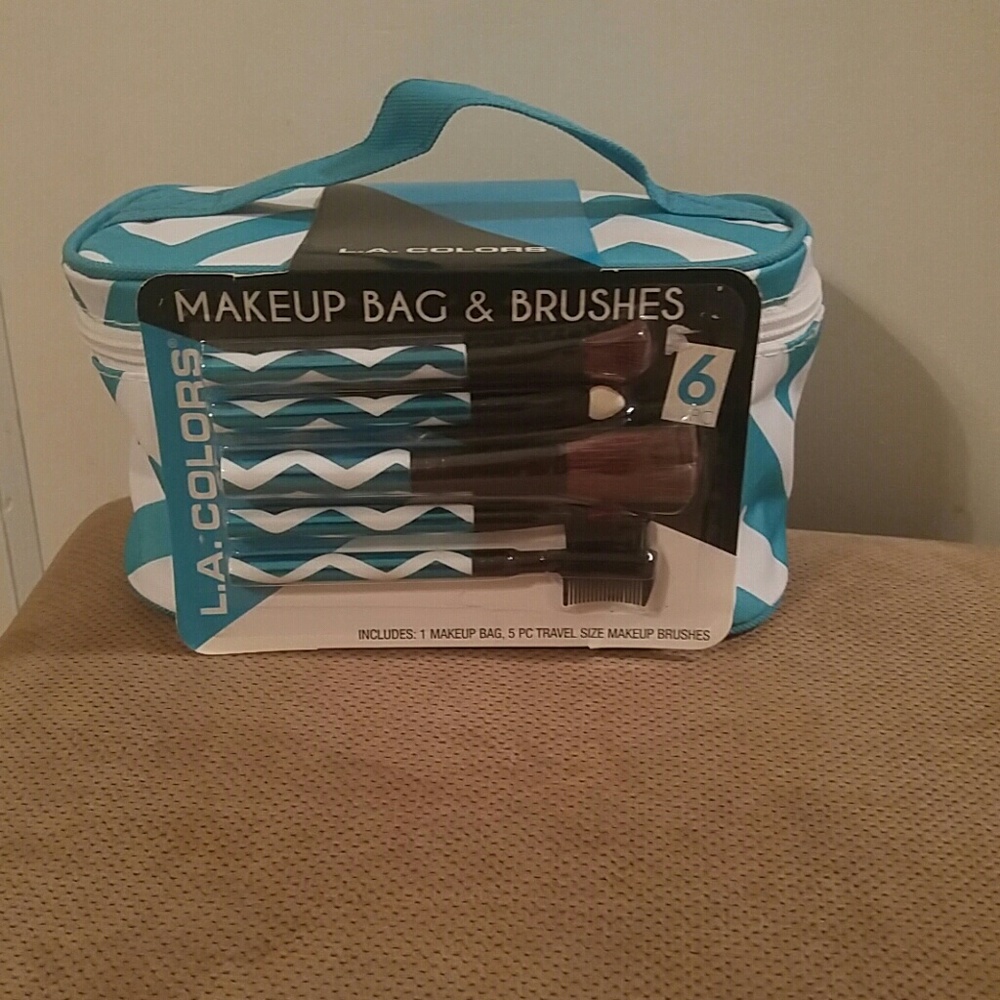 NWT Cosmetic bag never used w/makeup brushes