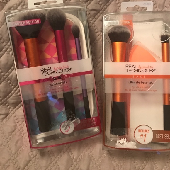 Amazon.com: Real Techniques Wrapped In Glow Brush + Sponge 9  Real techniques brushes + sponge BUNDLE