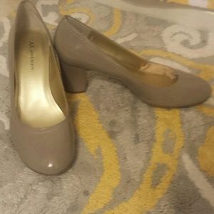 Anne Klein taupe patent leather heels size 10