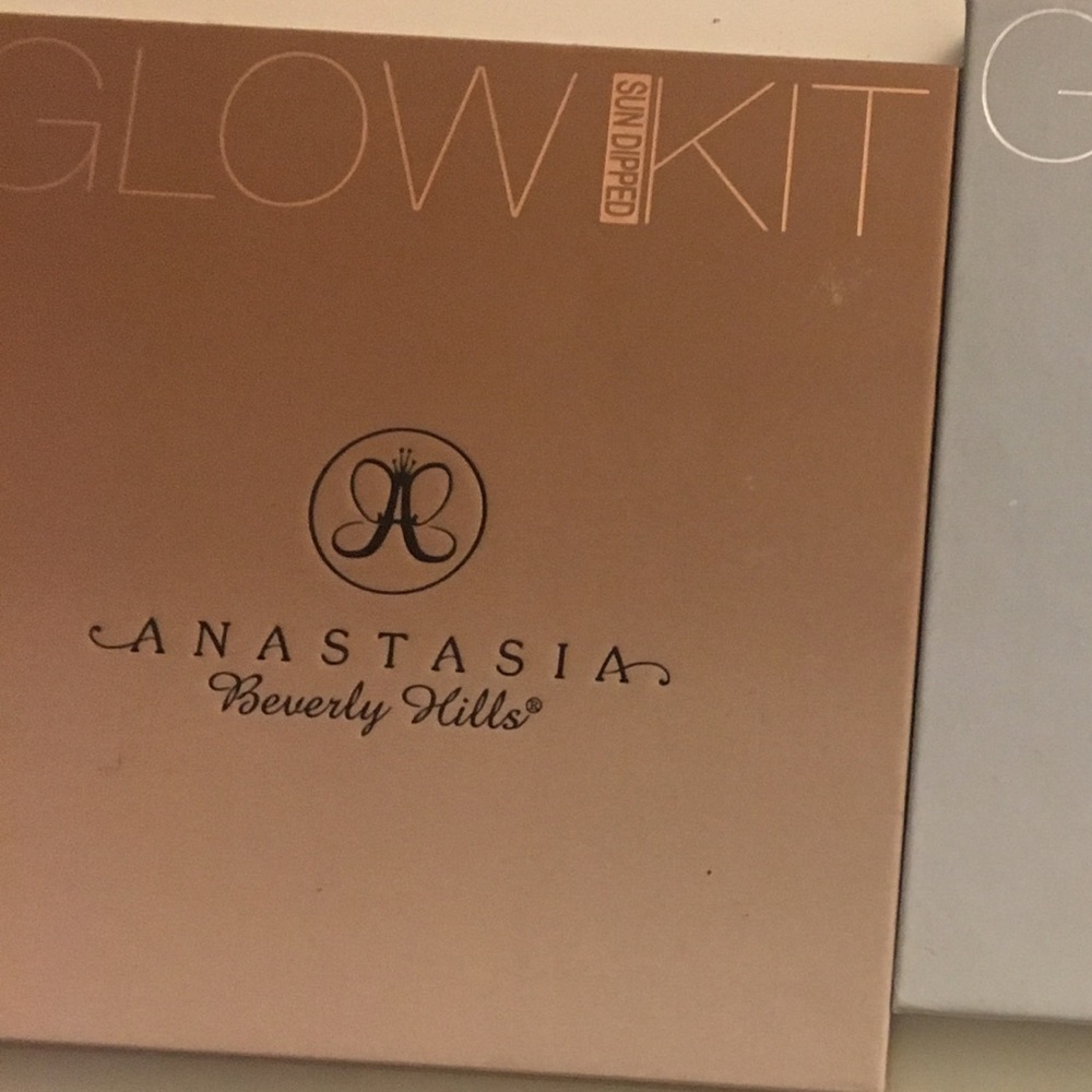Anastasia glow kit in sundipped