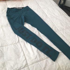 Nike Sportswear Leg-A-See Legging